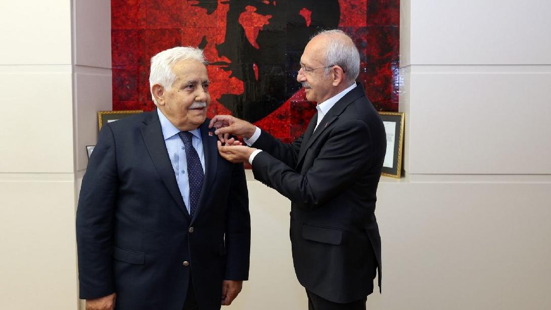 AKP'nin eski vekili CHP'ye geçti: Parti rozetini Kemal Kılıçdaroğlu taktı