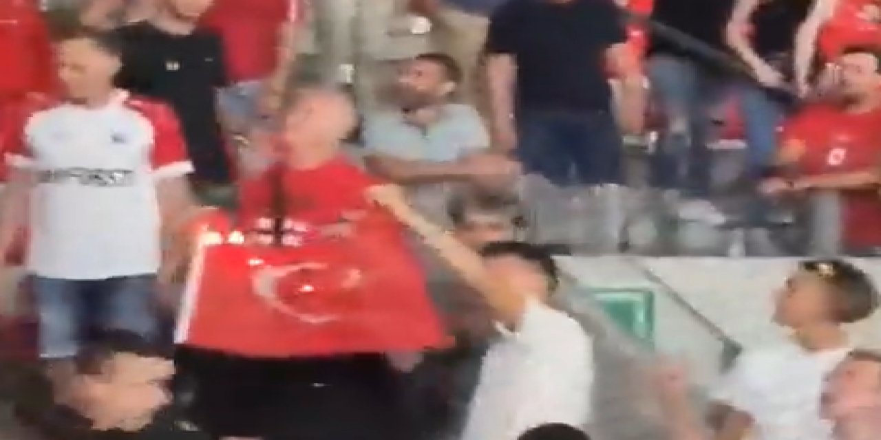 Fenerbahçeli taraftar, Türk bayrağını yakan Antwerp taraftarlarına paspasla saldırdı
