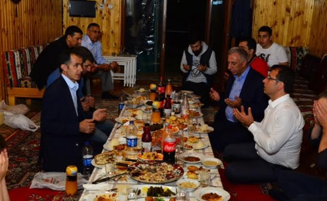 Ramazan'da adım adım, sokak sokak esnafı ziyaret ediyor