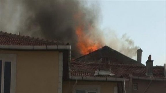 Yıldırım düşen ev alev alev yandı