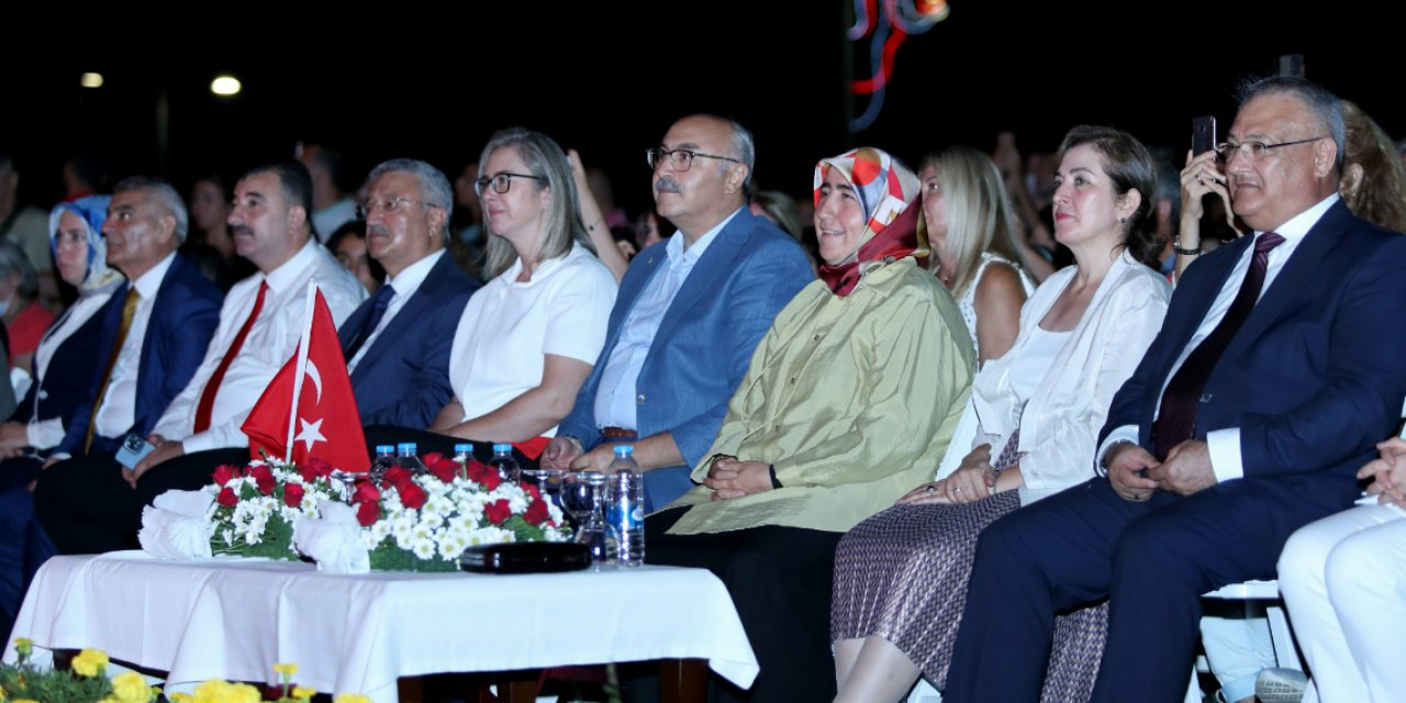 Zafer Bayramı'nda Atatürk'ü anmayan İzmir Valisi yuhalandı! Vali Köşger: Ne diyorsunuz siz?