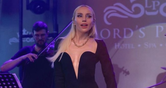 Gericiler bunu görmedi! Gülşen 1 ay önceki konserde ezan okununca müziğe ara verdi