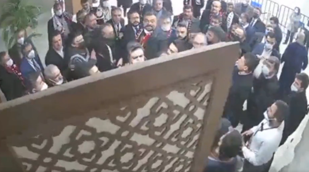 Ahmet Şık, polise saldıran AKP'lileri Süleyman Soylu'ya gösterdi: "Seninkiler yine polise saldırıyor!"