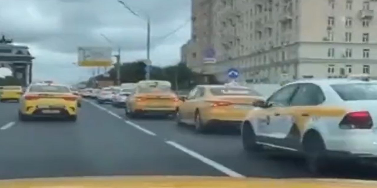 Moskova'da hackerlar tüm taksileri aynı yere çağırdı! Trafik felç oldu