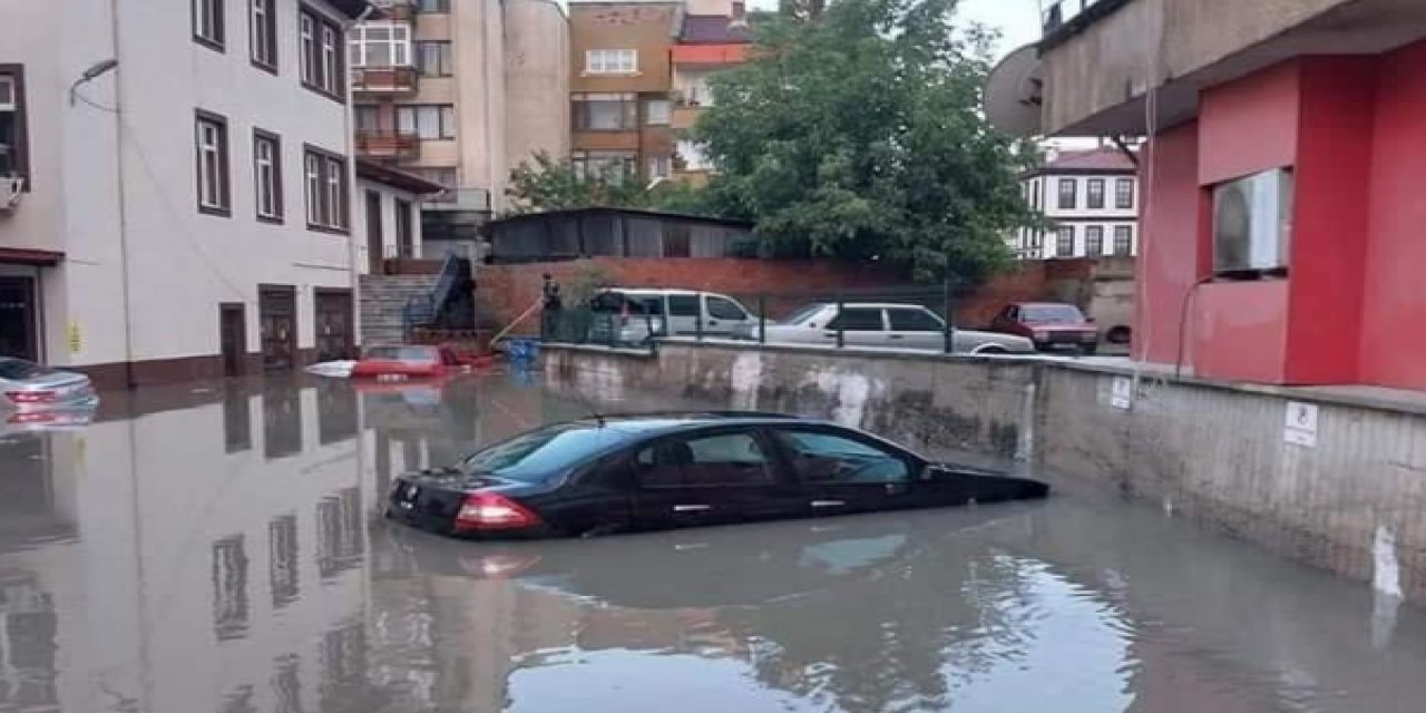 Kastamonu'dan sel manzaraları! Ev ve iş yerlerini su bastı