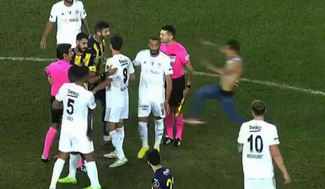 Maç sonu ortalıkta karıştı! Taraftar Beşiktaşlı futbolcuya saldırdı