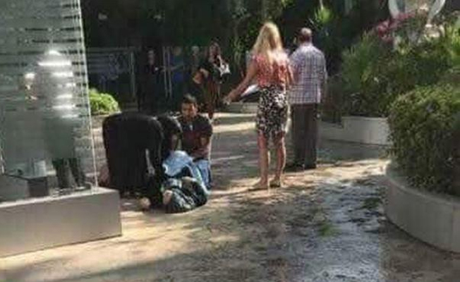 Parası olmadığı için hastaneye alınmadı, kapıda doğum yaptı!