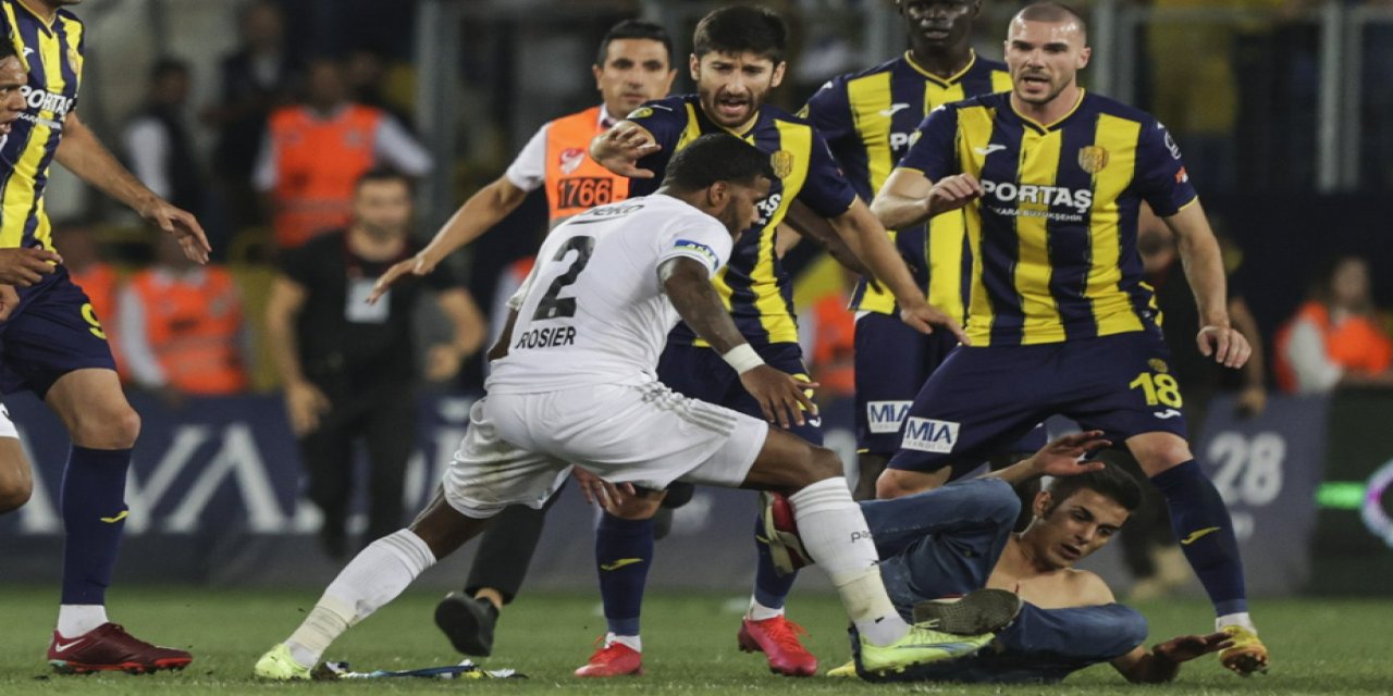Sahaya atlayıp futbolcuya saldıran o taraftar serbest bırakıldı