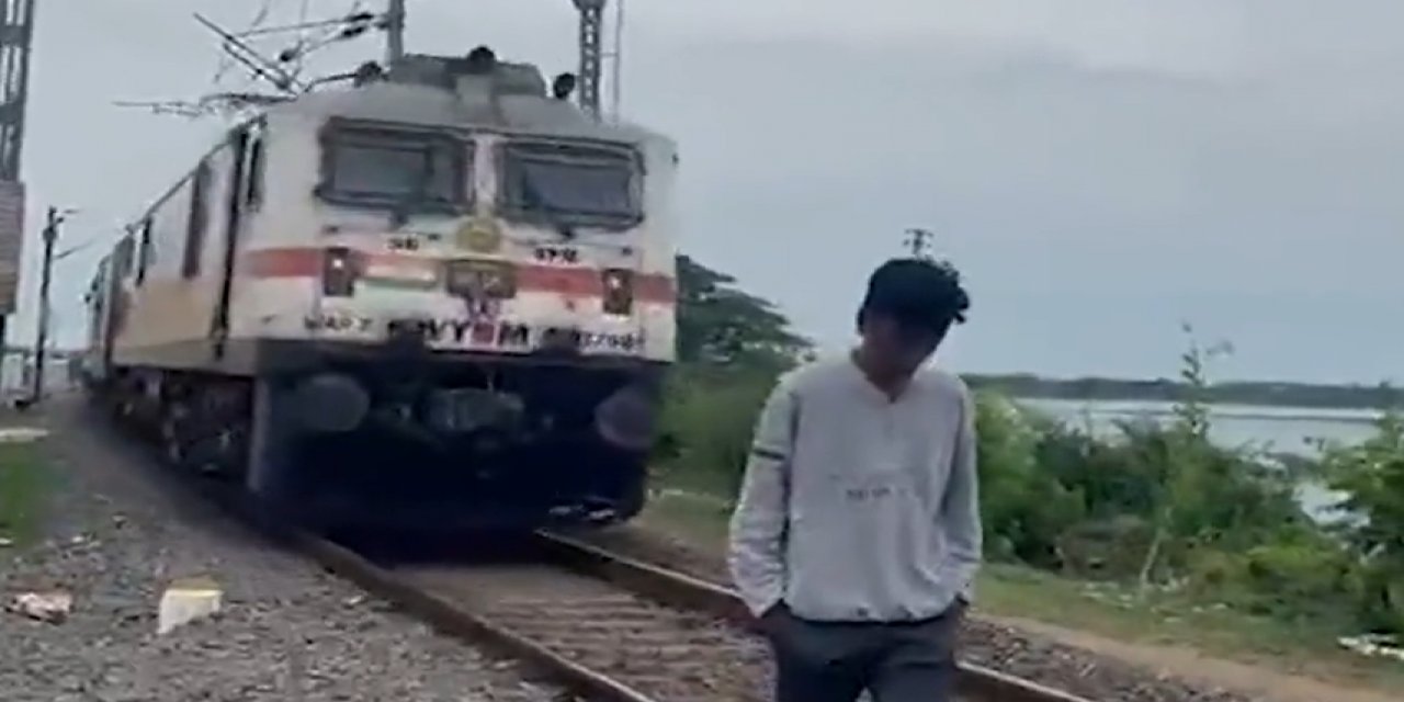 Genç çocuğa yürürken tren çarptı!