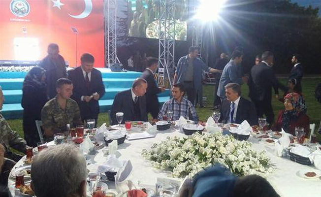 Erdoğan ve Gül tugayda birlikte iftar yaptı