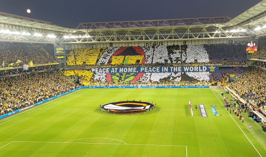Fenerbahçe taraftarı Atatürk'ün sözüyle dünyaya mesaj verdi! Muhteşem koreografi: "Yurtta sulh, cihanda sulh!"