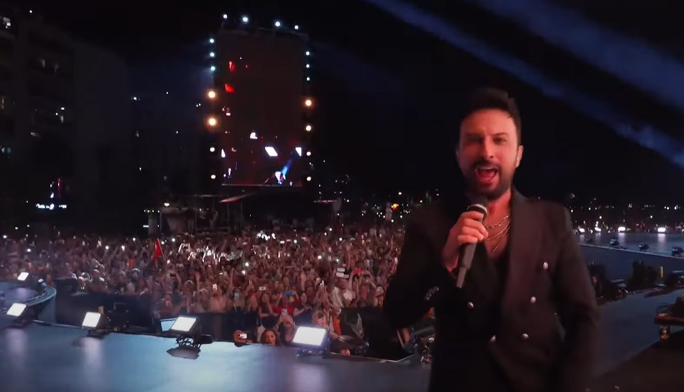 Tarkan, İzmir'i salladı! 100. yıl kutlamasında büyük coşku