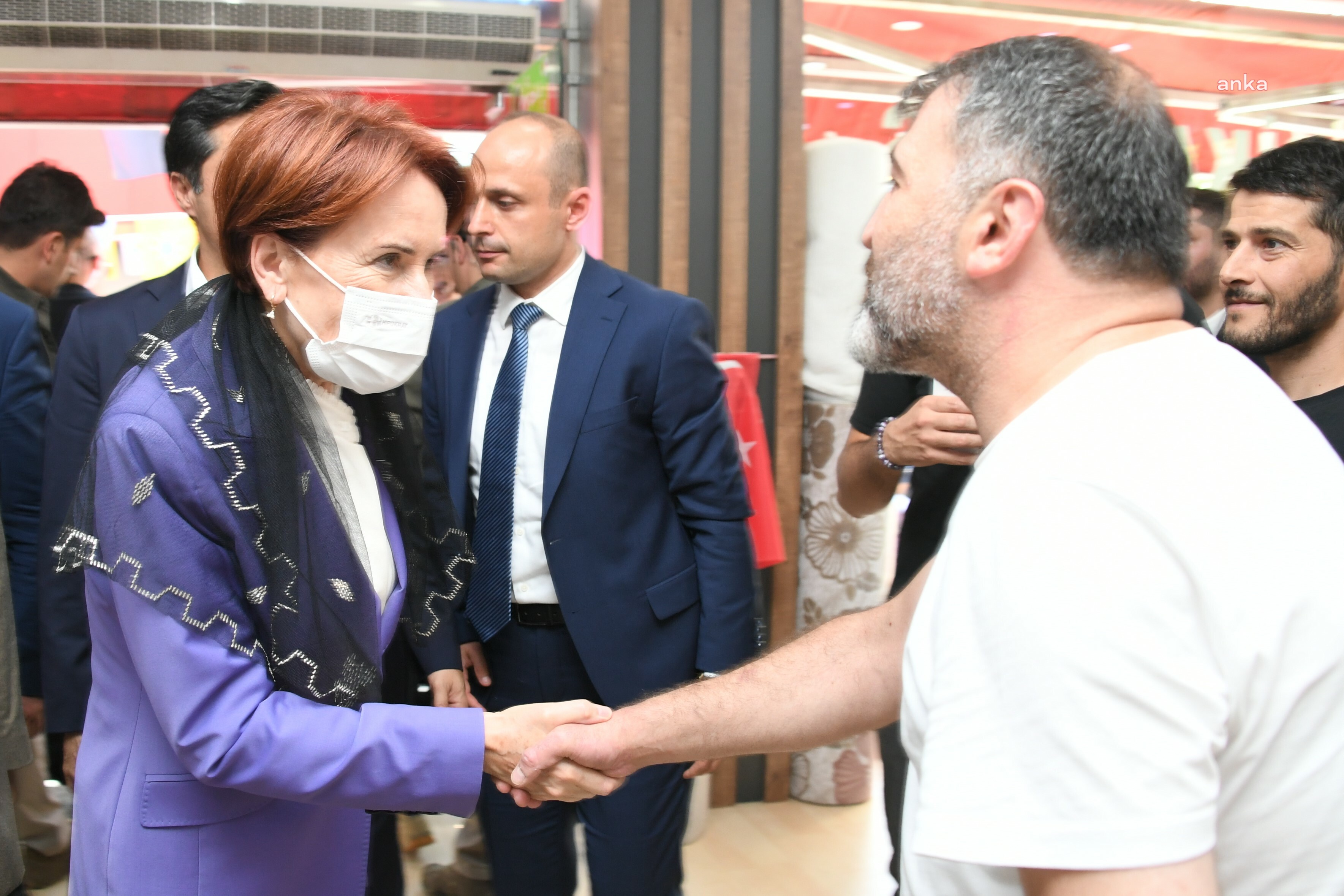 Akşener Bağcılar'da esnafı dinledi: "Milletin çıkarlarına olabilecek şeyler istiyoruz"