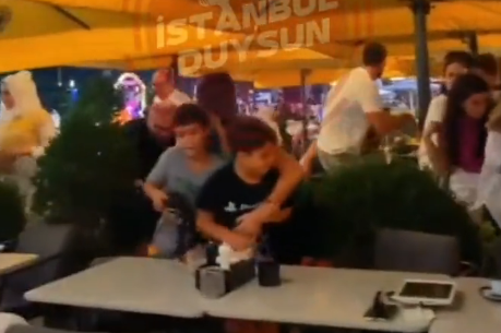 İstanbul'da AVM'de silahlı çatışma: 5 yaralı! İnsanlar kaçacak yer aradı, kayda alan kişi meyve suyu içti
