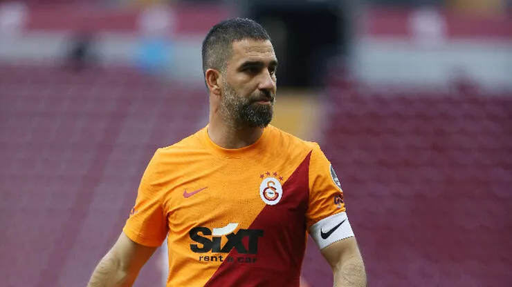 Arda Turan videolu paylaşımla futbolu bıraktığını duyurdu