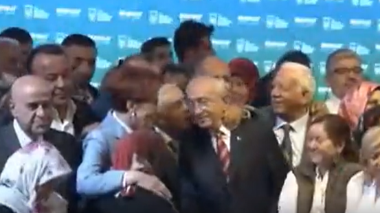 Bir çiftçi, Kılıçdaroğlu'nu ensesinden çekip yanağından öptü