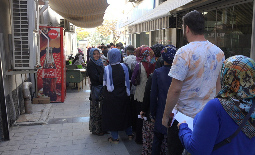 Ev sahibi olma umuduyla sıraya girdiler! Aksaray'da sosyal konut kuyruğu: "Daha önce de başvurdum ama çıkmadı"