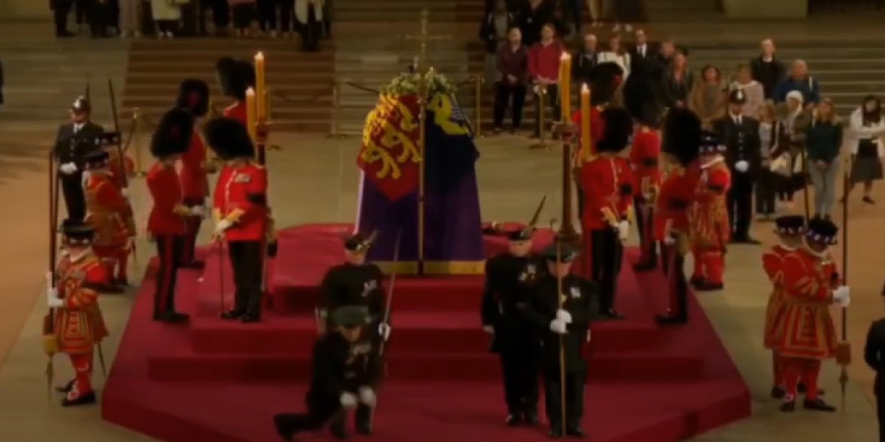 Elizabeth'in cenazesinin önünde düşüp bayıldı!
