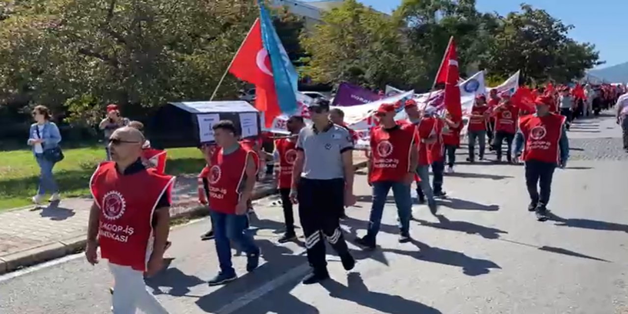 OMÜ'de işçiler haklarını arıyor! Tabut kaldırdılar