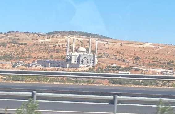 Boş arazinin ortasına cami yaptılar! Ne yol var, ne ev var ne de cemaat var!