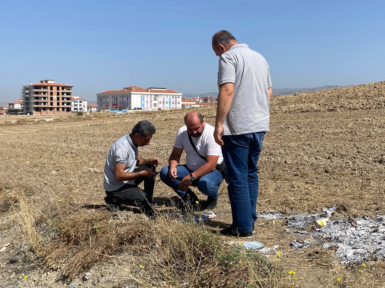 AKP'li şahıs, seçimle ilgili evrakları yakarken yakalandı