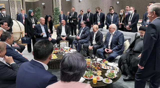 Cem Toker ve TRT moderatörü birbirine girdi: "Türkiye'nin Şangay Diktatörler Birliği toplantısına katıldığı gün..."