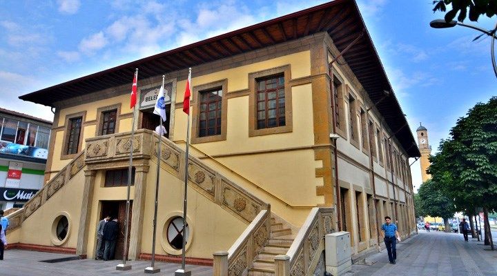 Borç batağındaki belediyeden 51 milyonluk israf!