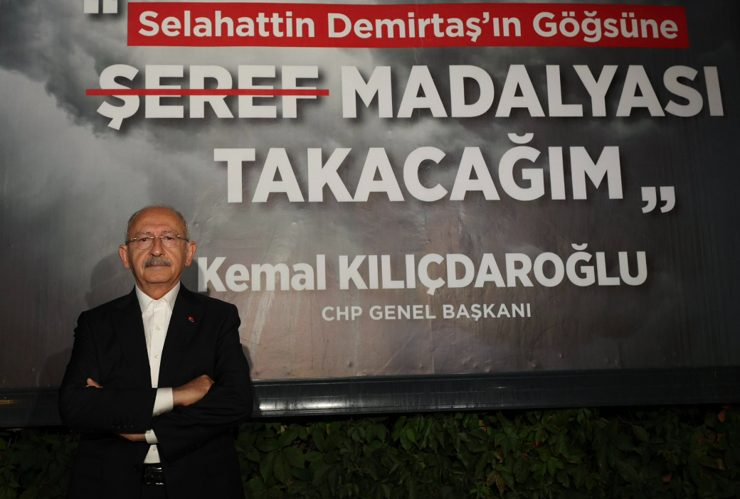 Kılıçdaroğlu, Elazığ'da AKP'nin astırdığı o afişlerin önünde poz verdi: "Saray provokasyonları, batsın diliniz!"