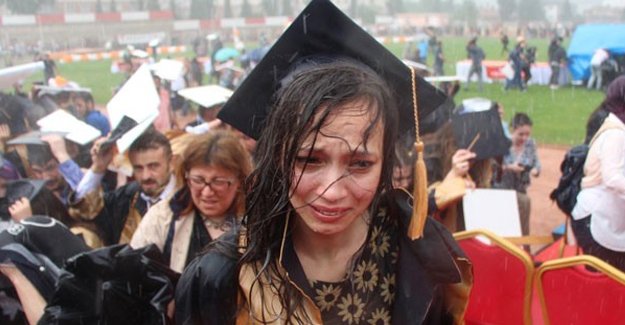 Mezuniyet töreninde bunu yaşadılar