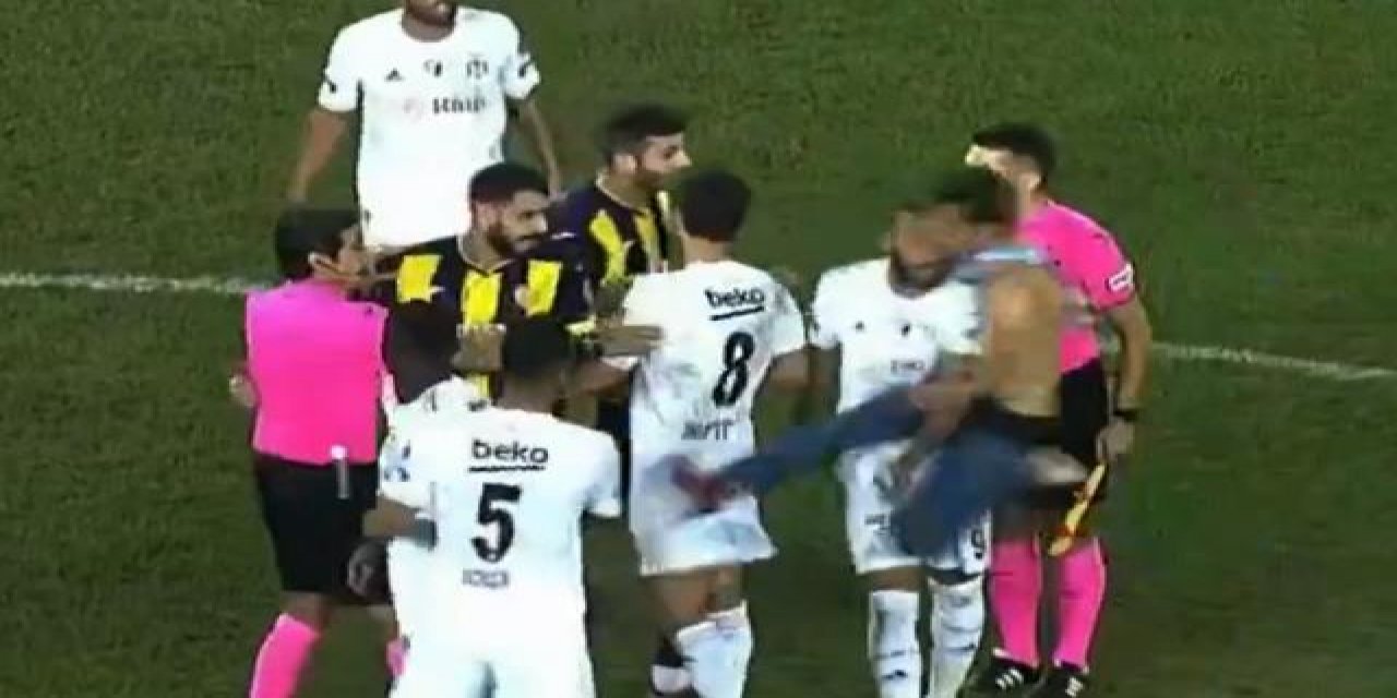 Fanatik taraftarların dikkatine! Sahaya atlarken iki kez düşünün