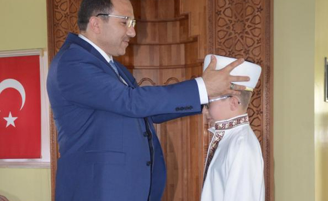 Karne günü cübbe giydirip, takke taktılar, Kur'an okuttular