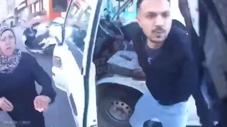 Motosiklet sürücüsünü defalarca kez bıçakladı! Trafik magandasının annesi de engel olamadı
