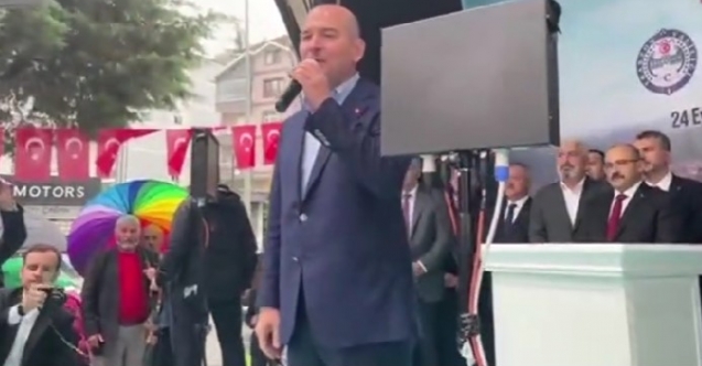 Şemsiyeye bile tahammül edemediler! Soylu konuşurken, renkli şemsiye tutan adama müdahale edildi