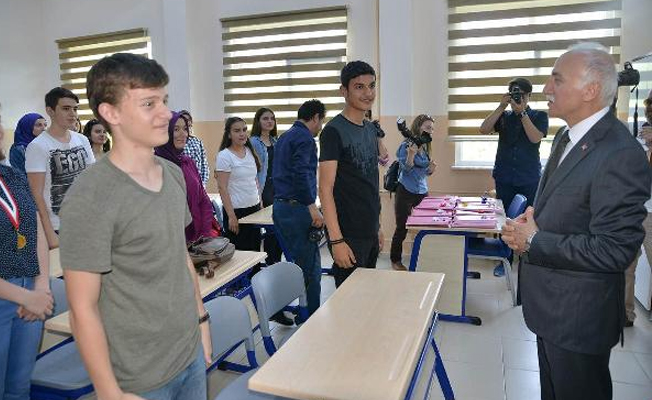 Vali Şahin'den Termeli öğrencilere: Ailenize söyleyin, evlerin dış cephelerini boyasınlar