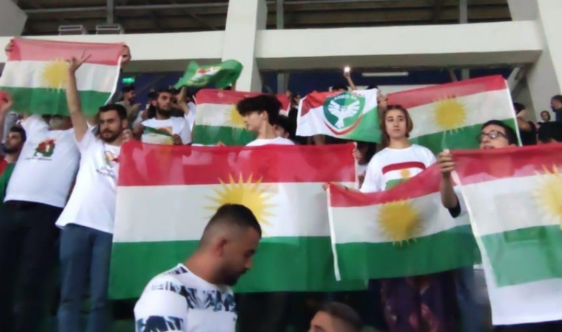 Amedspor-Bursaspor maçında skandal görüntüler! Atatürk pankartını stada sokmayanlar, sözde Kürdistan bayraklarına göz yumdular