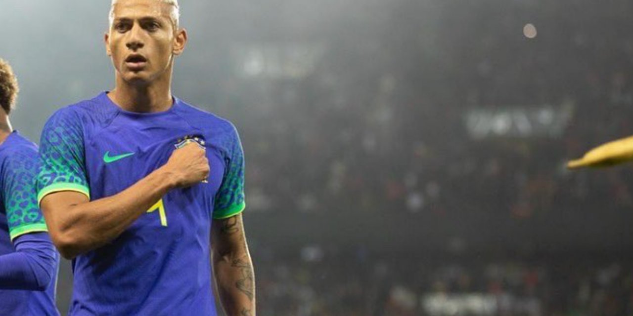 Brezilyalı futbolcuya ırkçılık! Sahaya muz fırlattılar