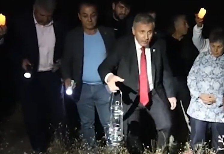Davutoğlu'nun partisi ellerinde fenerle TOKİ konutlarını aradı
