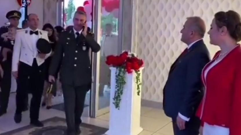 Valinin elini sıkmayan asker görevden alındı