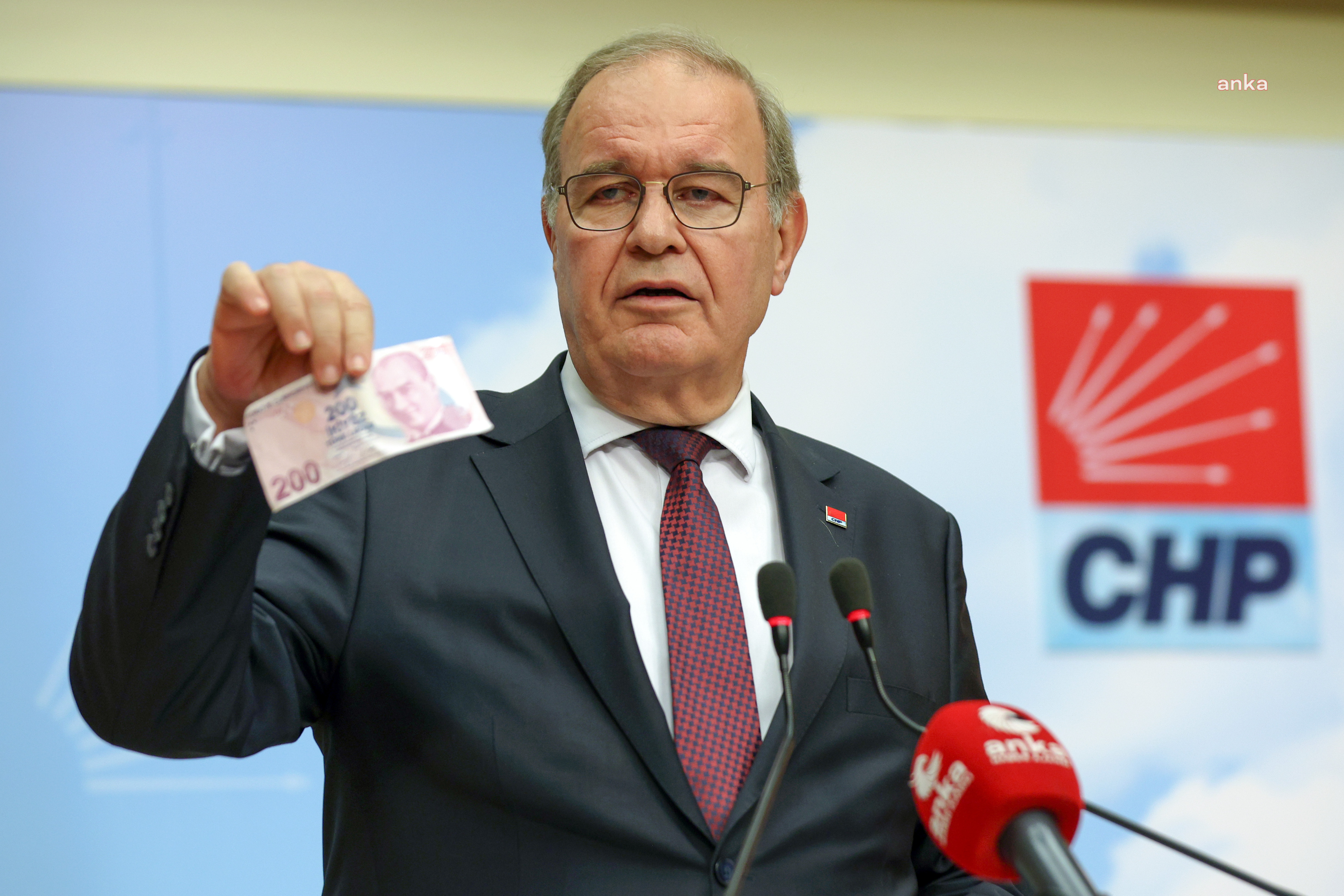 CHP Sözcüsü Faik Öztrak çıkarıp gösterdi: "121 dolar nerede?"