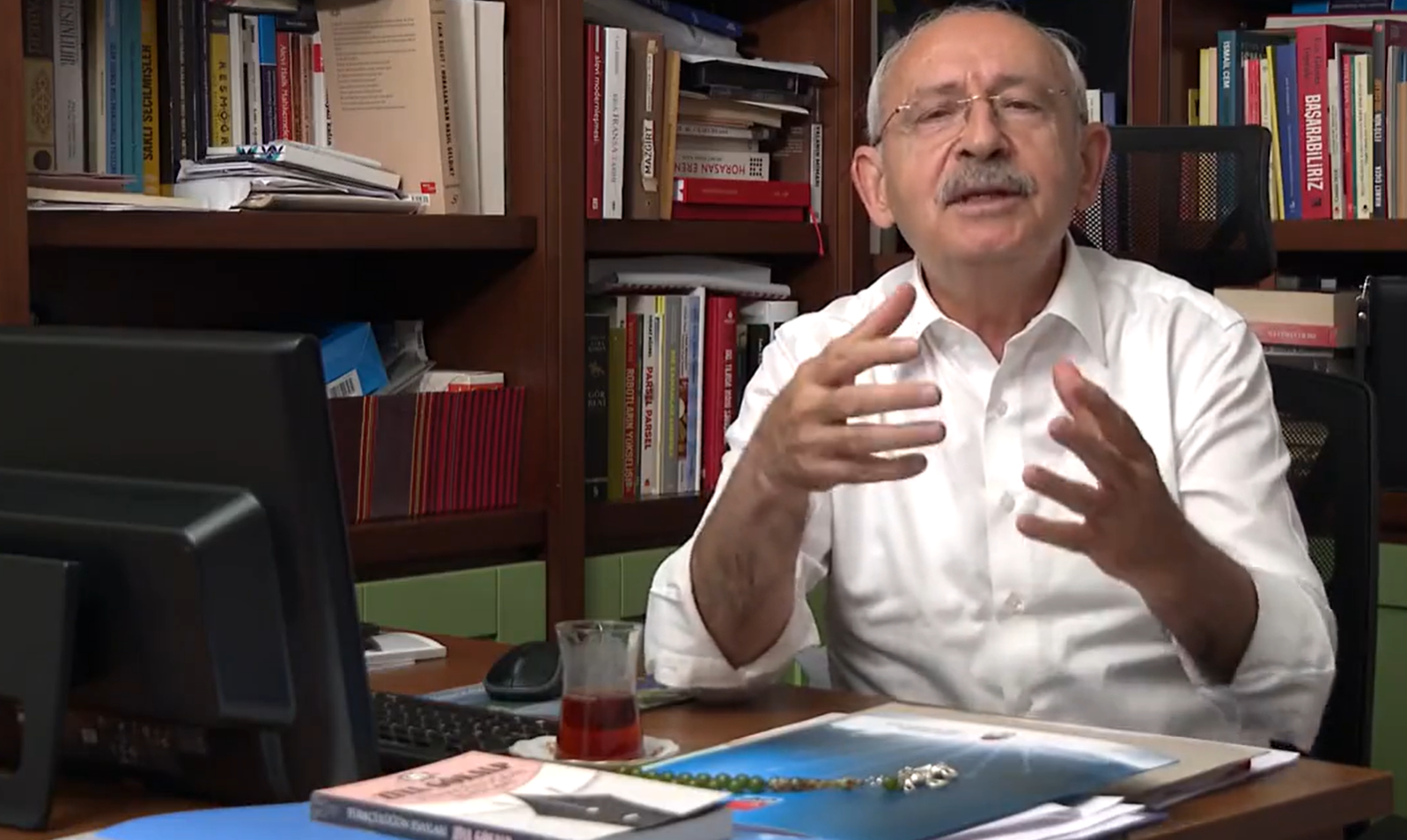 Kılıçdaroğlu'nun masasındaki o kitap! Türk milliyetçilerine mesaj mı gönderdi?