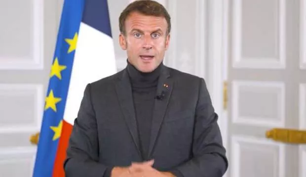Macron'un boğazlı kazağı alay konusu oldu