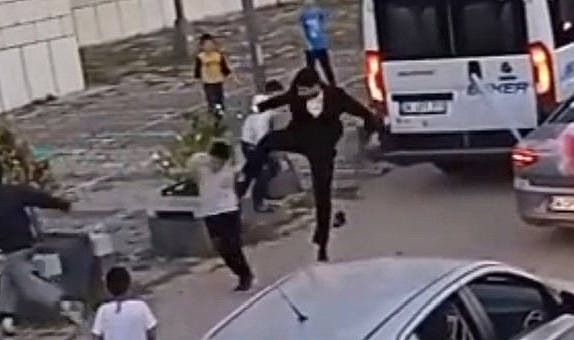 Gelin arabasının önünü kesen çocukları tekme, tokat dövdü
