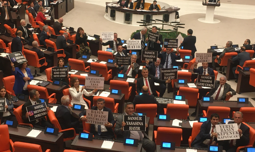 Meclis'te siyah maskeli 'sansür yasası' protestosu