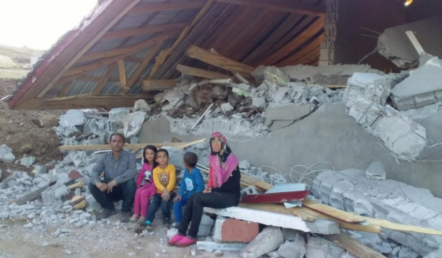 3 çocukla sokakta kaldılar, ahırda yaşamaya mahkum edildiler!