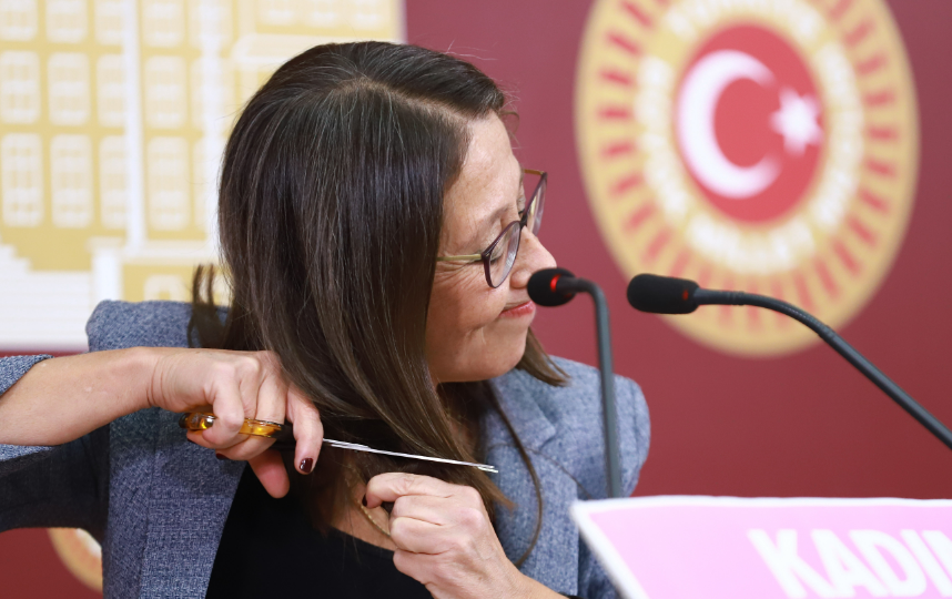 İran'daki saç kesme eylemi Meclis'e sıçradı! Milletvekili saçlarını kesti!