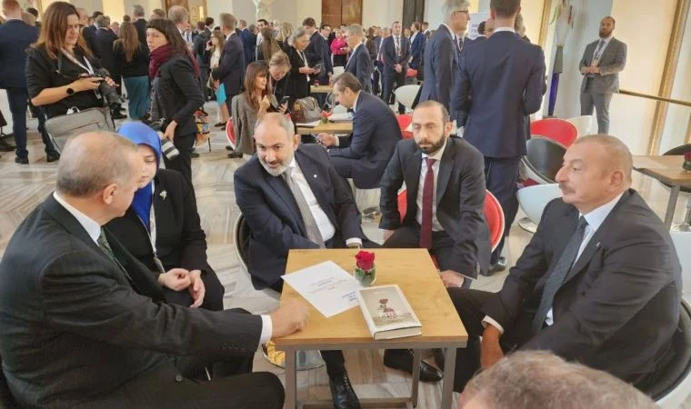 Erdoğan, Ermenistan Başbakanı Paşinyan ile aynı masada