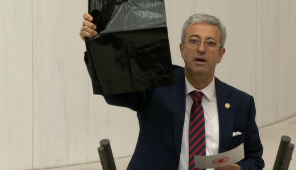 Çantasından çıkardı ve AKP sıralarına gösterdi! Meclis'te ilginç protesto