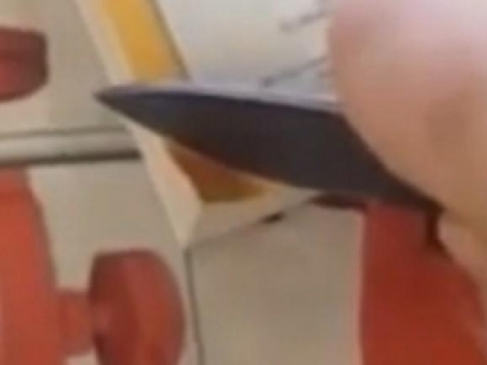 Kocasına kızınca bıçağı kendi karnına sapladı!