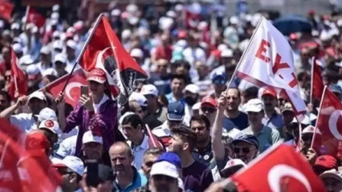 EYT'liler yaşa, sözleşmeliler maaşa takılacak