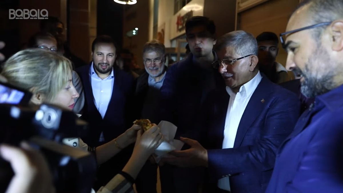 Ahmet Davutoğlu'nun 400 kişiye aldığı kokoreçlerin fiyatı ne kadar tuttu?